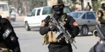 مسلحون متهمون يشتبكون مع الشرطة