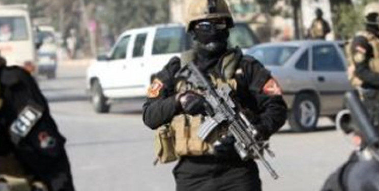 مسلحون متهمون يشتبكون مع الشرطة