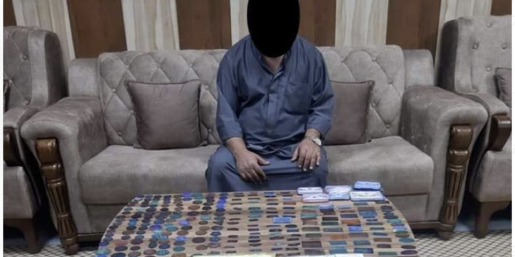 الشرطة تقبض على (متهم) بحوزته 13 ختماً مزوراً