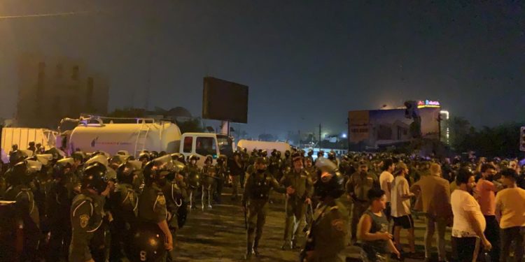 مئات المتظاهرين وجهاً لوجه مع مكافحة الشغب ببغداد