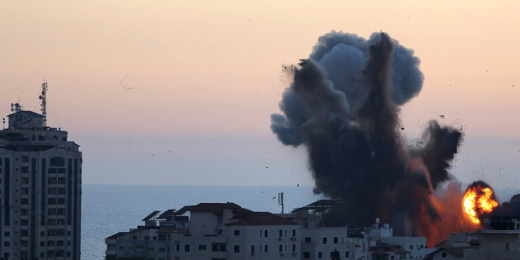 الجيش الإسرائيلي يستهدف مكتب مدير جهاز الأمن لـ”حماس” في قطاع غزة