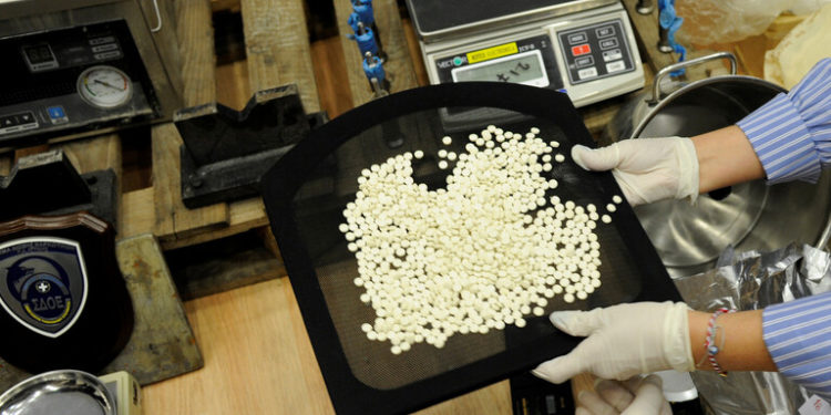 الجمارك السعودية تضبط أكثر من مليوني حبة (كبتاغون) مخدرة ..(فيديو)