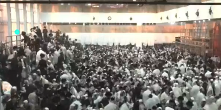 مقتل شخصين على الأقل وإصابة العشرات بانهيار مدرج داخل كنيس يهودي غرب القدس