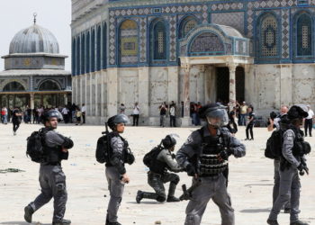 الجيش الإسرائيلي يقتحم المسجد الأقصى بعد صلاة الجمعة لتفريق المصلين