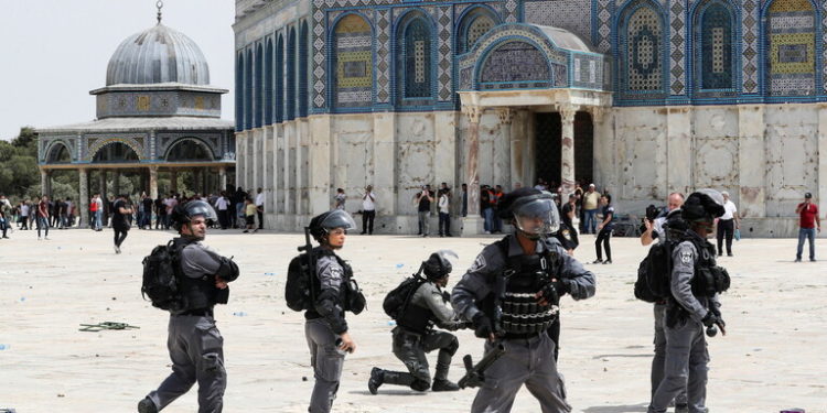 الجيش الإسرائيلي يقتحم المسجد الأقصى بعد صلاة الجمعة لتفريق المصلين