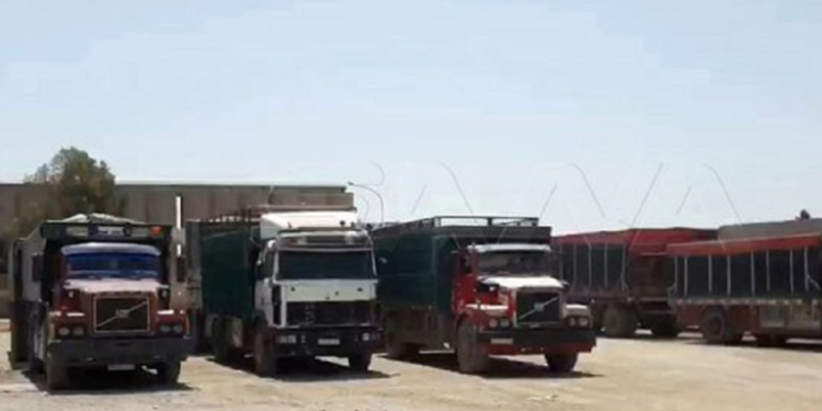 القوات الأمريكية تخرج دفعة جديدة من القمح السوري إلى العراق