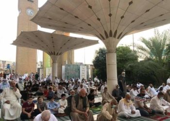 بغداديون يؤدون صلاة العيد في جامع أبو حنيفة