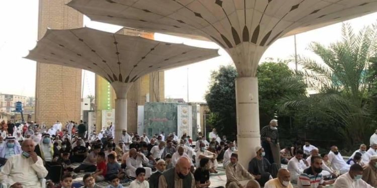 بغداديون يؤدون صلاة العيد في جامع أبو حنيفة