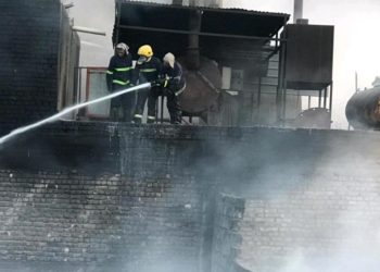 اخماد حريق ضخم داخل معمل للعصائر في بغداد