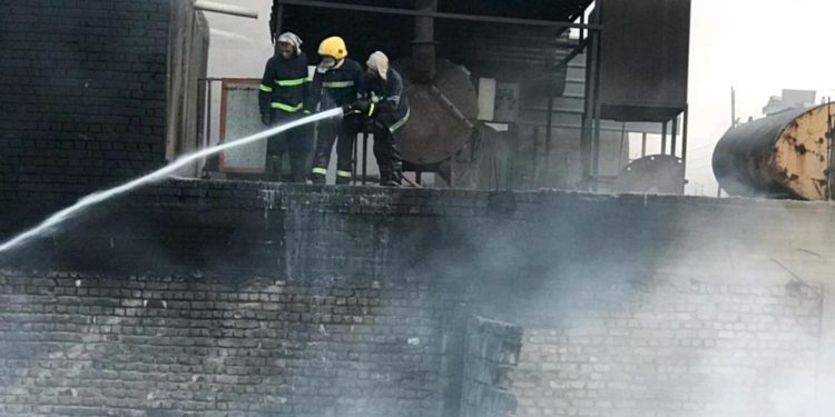 اخماد حريق ضخم داخل معمل للعصائر في بغداد