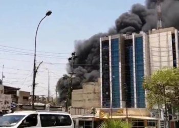 حريق ضخم في الكرادة وسط بغداد .. هروع 10 فرق إطفاء