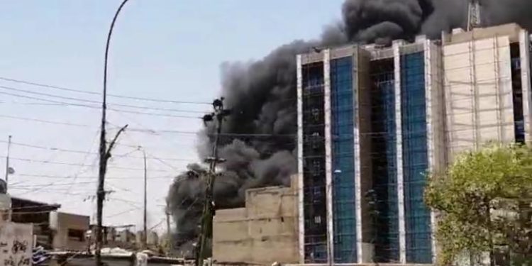 حريق ضخم في الكرادة وسط بغداد .. هروع 10 فرق إطفاء