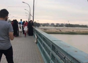 هربت من سيارة زوجها والقت بنفسها من اعلى الجسر