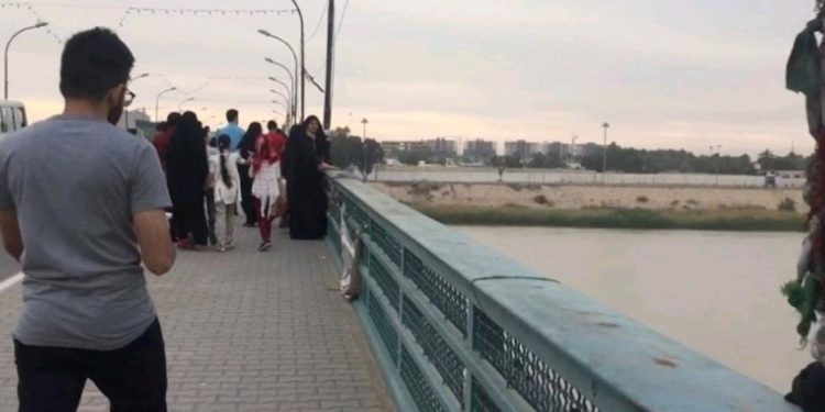 هربت من سيارة زوجها والقت بنفسها من اعلى الجسر