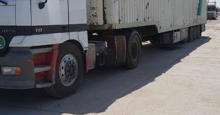 المنافذ تعيد شحنة مواد غذائية إلى الجانب السوري لمخالفتها القوانين