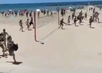 بالـ (فيديو) مواطنون اسرائيليون يهربون من ساحل بعد سماعهم صافرات الانذار في تل ابيب