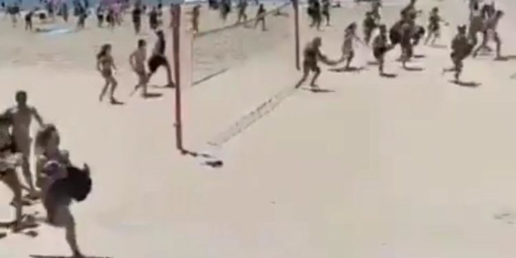 بالـ (فيديو) مواطنون اسرائيليون يهربون من ساحل بعد سماعهم صافرات الانذار في تل ابيب