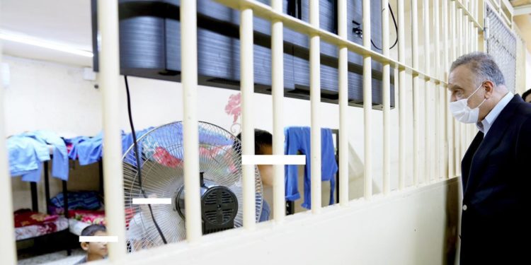 الكاظمي يزور دائرة اصلاح الأحداث للذكور , ويوجه بتشكيل لجنة لمتابعة القضايا المتهم بها النزلاء