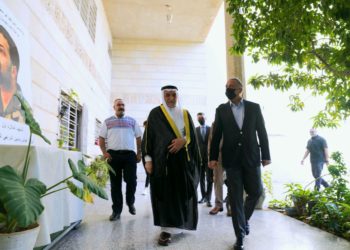 مصطفى الكاظمي يتفقد عوائل عدد من الشهداء (صور+ فيديو)