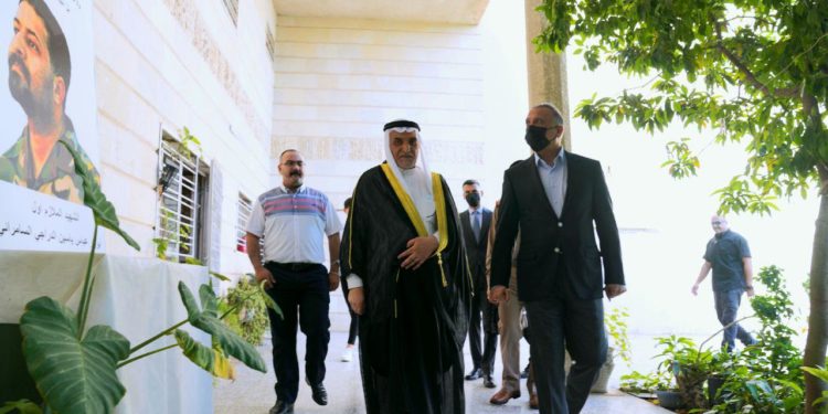 مصطفى الكاظمي يتفقد عوائل عدد من الشهداء (صور+ فيديو)