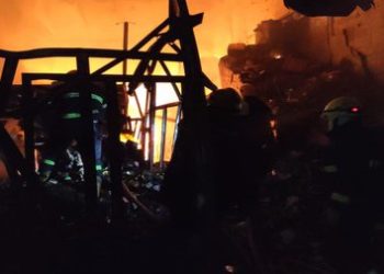 اخماد حريق في مخزن للعطور بمنطقة جميلة الصناعية