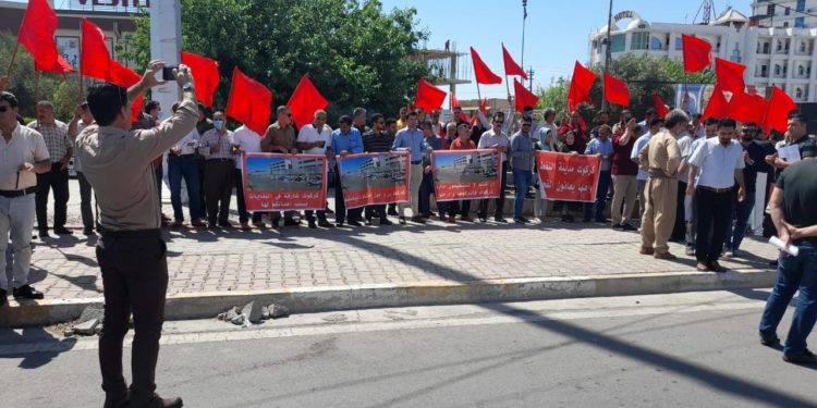 الشيوعيون يتظاهرون أمام مبنى محافظة كركوك