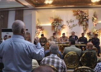 قائد عمليات بغداد يعطي توجيهاَ , بعد جولة ليلية في منطقة الكرادة (صور)