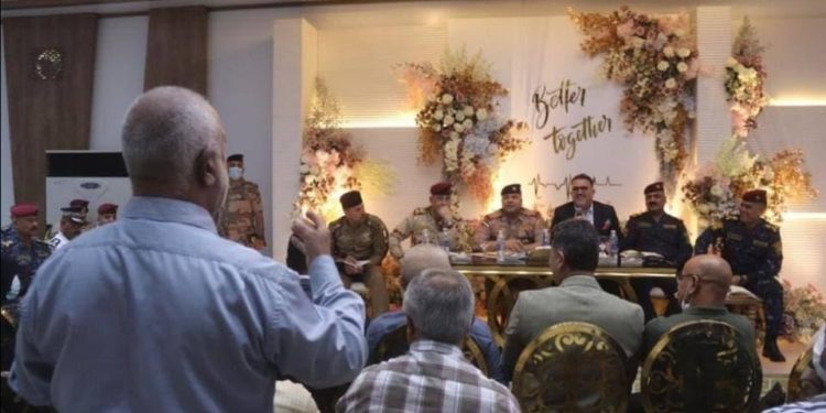 قائد عمليات بغداد يعطي توجيهاَ , بعد جولة ليلية في منطقة الكرادة (صور)