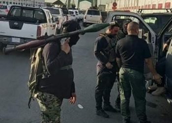 عناصر المجاميع المسلحة تستعرض بالقاذفات عند مدخل الخضراء