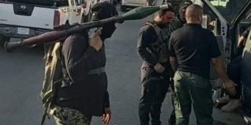 عناصر المجاميع المسلحة تستعرض بالقاذفات عند مدخل الخضراء