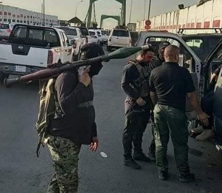 عناصر المجاميع المسلحة تستعرض بالقاذفات عند مدخل الخضراء