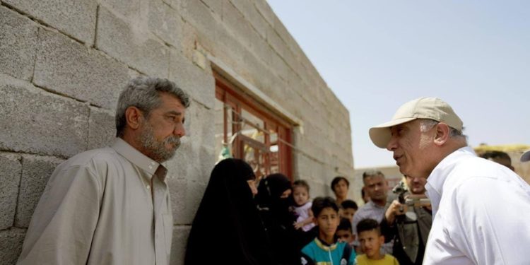 الكاظمي يتفقد منازل عدد من المواطنين في واسط (صور)