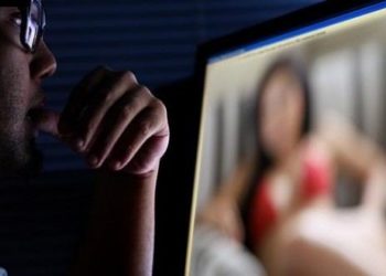 القبض على شاب استدرج أكثر من 50 فتاة وصورهنّ (بأوضاع مخلة)