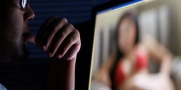 القبض على شاب استدرج أكثر من 50 فتاة وصورهنّ (بأوضاع مخلة)