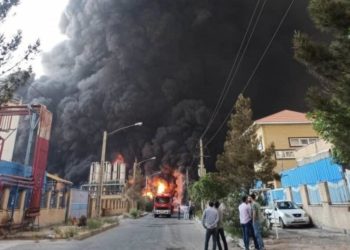 انفجار وحريق واسع بمصنع كيماويات في قم