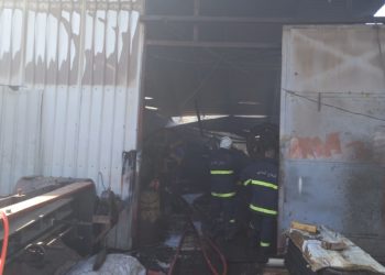 إخماد حريق اندلع داخل معمل يحتوي كميات كبيرة من اسطوانات الأوكسجين
