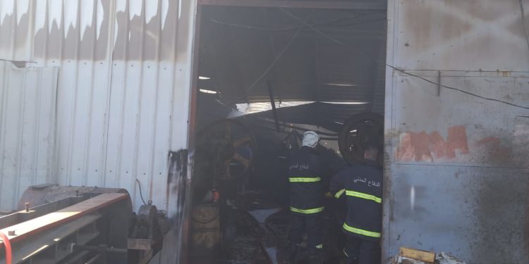 إخماد حريق اندلع داخل معمل يحتوي كميات كبيرة من اسطوانات الأوكسجين