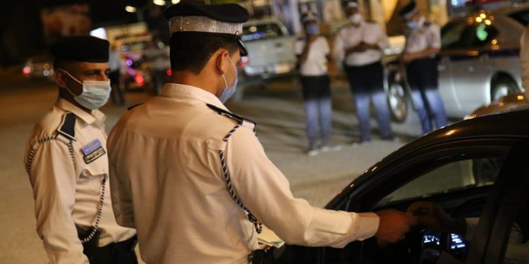 حقوق الإنسان تطالب بإلغاء “الغرامات المرورية” لخرق حظر التجوال