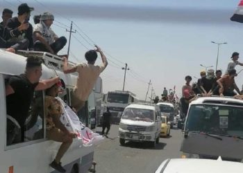 استمرار توافد المتظاهرين إلى ساحة التحرير وسط بغداد “من قتلني”