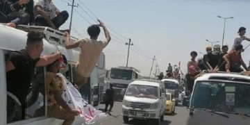 استمرار توافد المتظاهرين إلى ساحة التحرير وسط بغداد “من قتلني”
