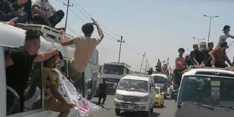 استمرار توافد المتظاهرين إلى ساحة التحرير وسط بغداد “من قتلني”