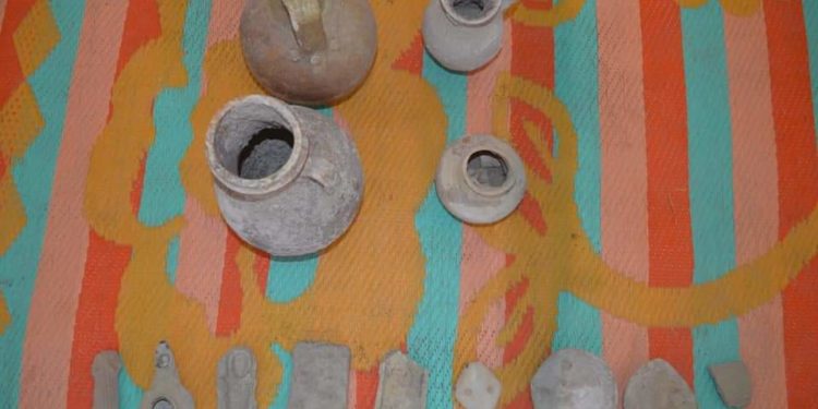 مواطن نجفي يسلم حماية الآثار والتراث (54 قطعه أثرية و 33 مسكوكة)