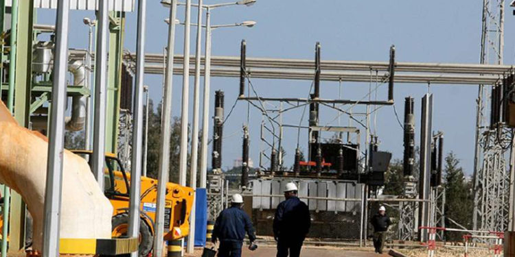 وزير الكهرباء يقدم مقترحات تتعلق (بالديون والغاز) الى ايران