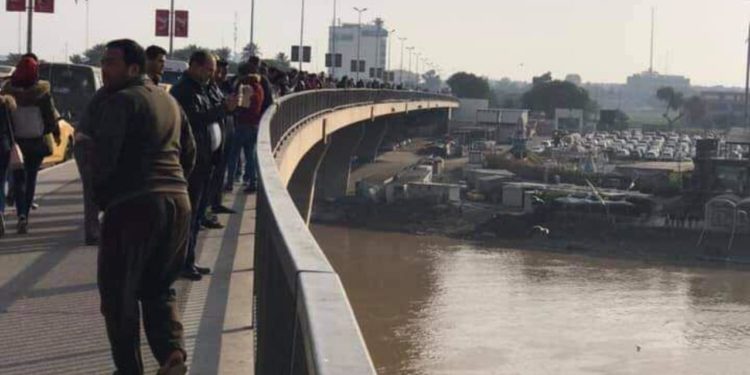 إنقاذ شخص حاول الانتحار برمي نفسه من أعلى جسر الشهداء