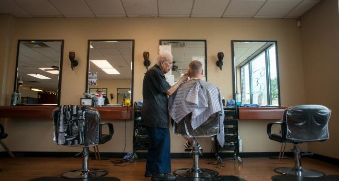 بغداد: نزاع على ’دور الحلاقة’ ينتهي بإطلاق نار وجريح