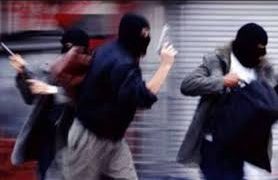 عصابة تسطو على شركة توصيل وتسرق الأموال وكاميرات المراقبة