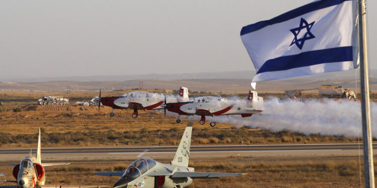 كتائب القسام تطلق رشقة من الصواريخ تجاه قاعدة حتسريم الإسرائيلية