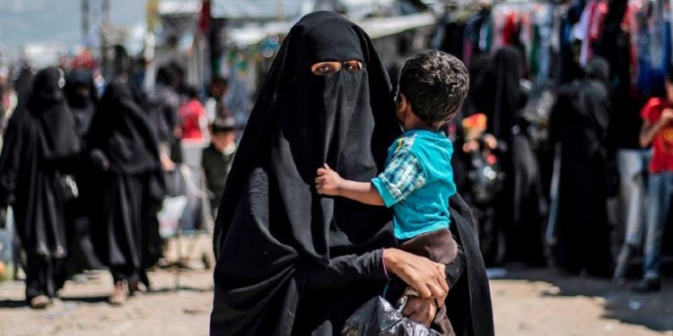 من مخيم الهول.. نائب يعلن انطلاق أولى القوافل باتجاه نينوى