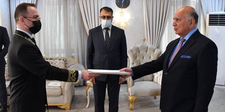 وزير الخارجيَّة يتسلـَّم نسخة من أوراق اعتماد السفير الروسي الجديد