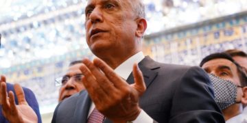 الكاظمي يزور مرقد الامامين العسكـــريين (عليهما السلام)